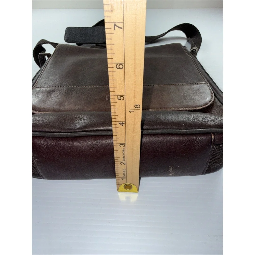 Kenneth Cole Reaction Brown Leather crossbody messenger‎ bag 11x11